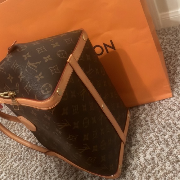 Louis Vuitton - Picture 6 of 7